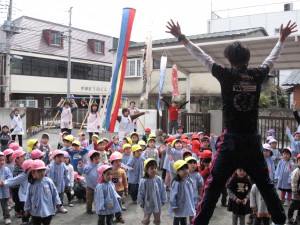 体を大きくつかって体操する和宏先生。