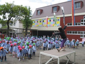 実千代先生をよく見て、体を動かしています。