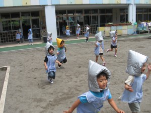 園庭に避難をします。