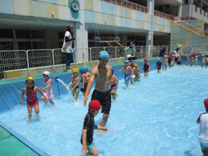 本園舎の水泳教室の様子